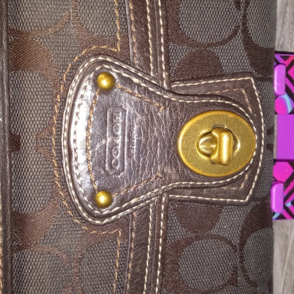 Coach Signature Vintage Kiss Lock And Multi Colored Interior Trifold Wallet - Picture 3 of 13